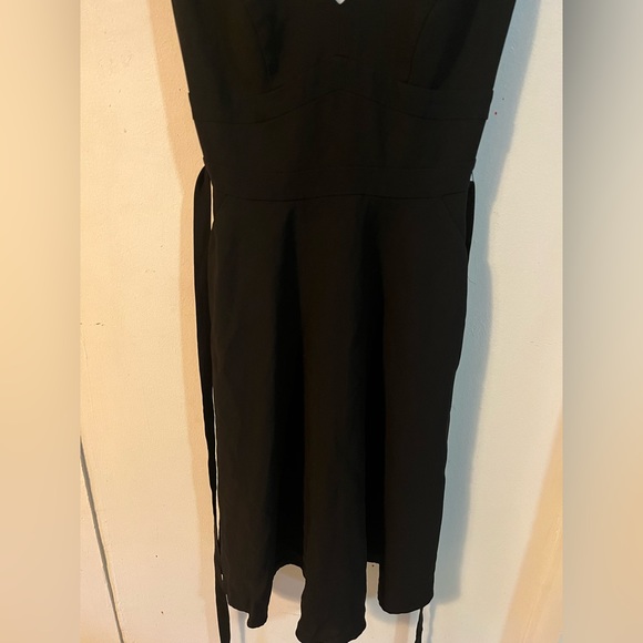 cue Plunging V Neck Sleeveless Babydoll with Pockets - Picture 10 of 14